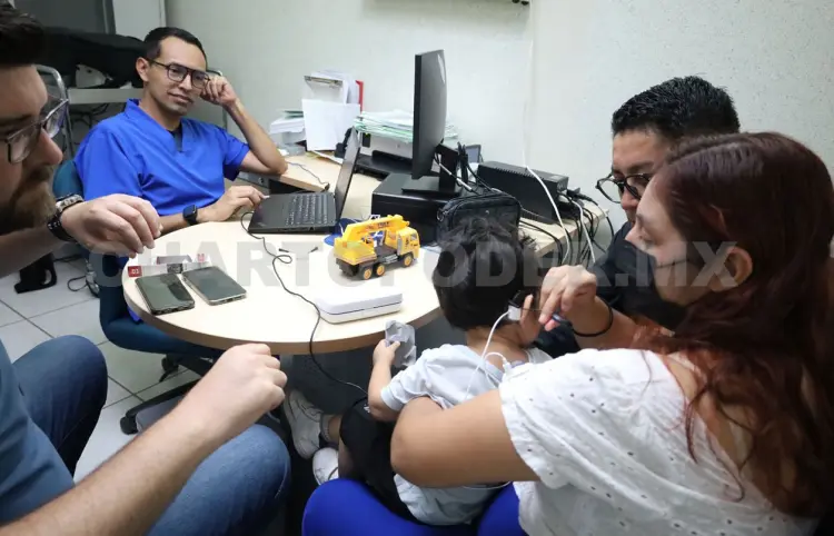 Realizan con éxito activación de implante coclear
