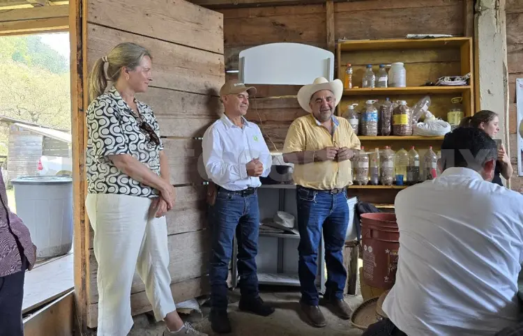 Embajadora de Noruega visita parcelas