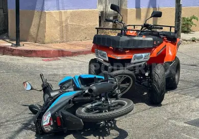 Chocan dos motos de frente en cruce de calles