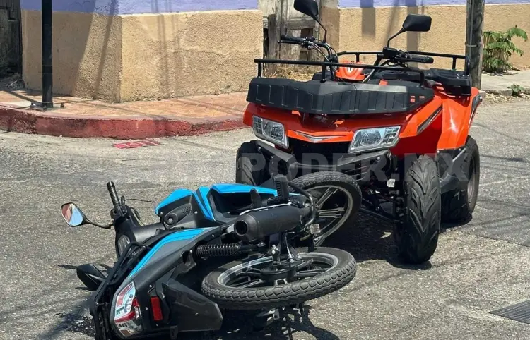 Chocan dos motos de frente en cruce de calles
