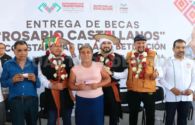 Entregan constancias a egresados de Chiapas Puede