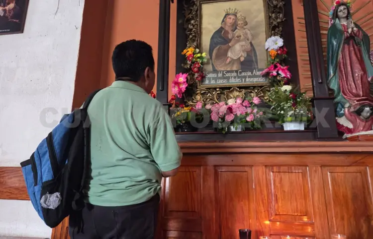 Feligreses oran por su nuevo líder espiritual