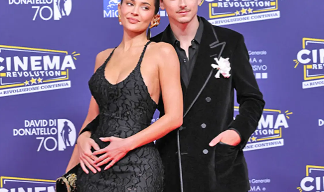 Timothée y Kylie posan en alfombra roja