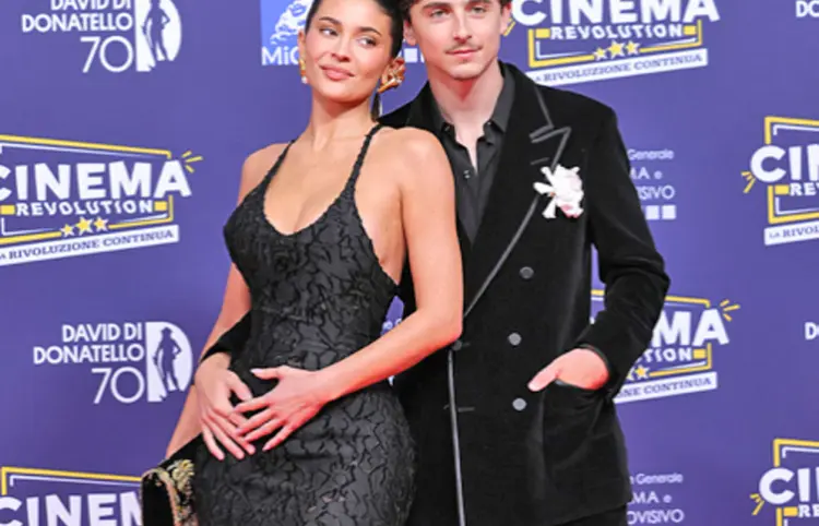 Timothée y Kylie posan en alfombra roja