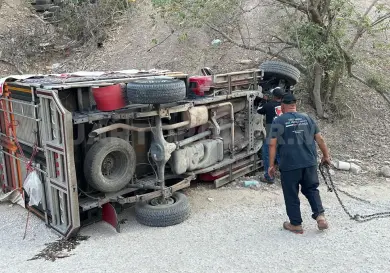 Vuelca al perder el control cerca de la Zona Galáctica