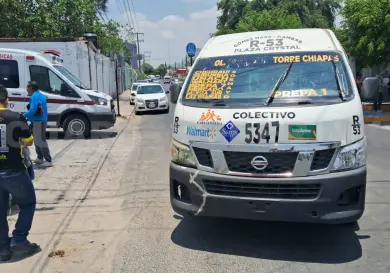Se pasa el alto y causa una colisión