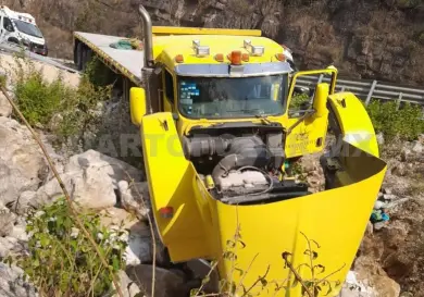 Tráiler abandona la carretera y termina varado