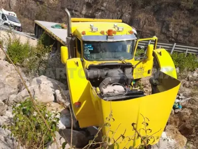 Tráiler abandona la carretera y termina varado