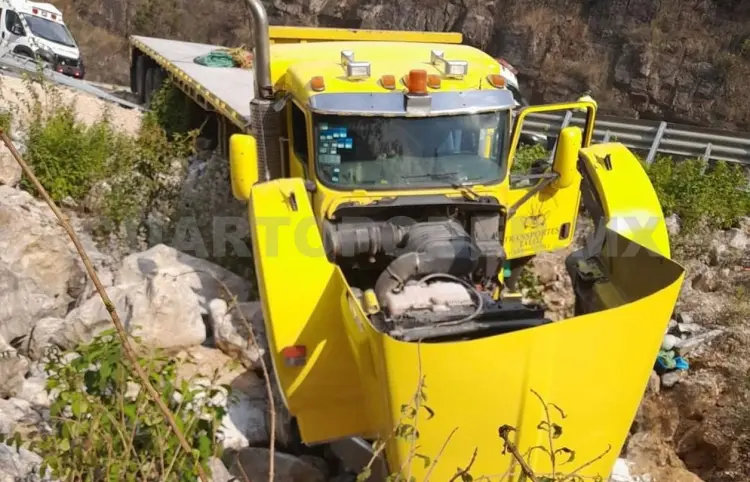 Tráiler abandona la carretera y termina varado