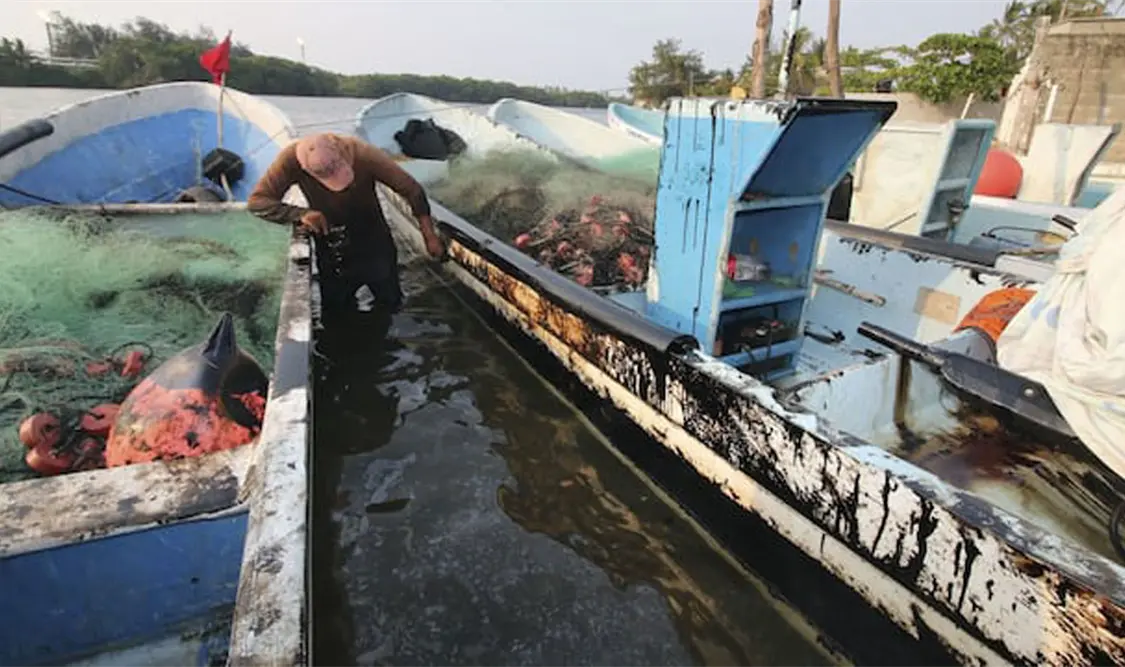 Atiende Pemex fuga de crudo en Puerto