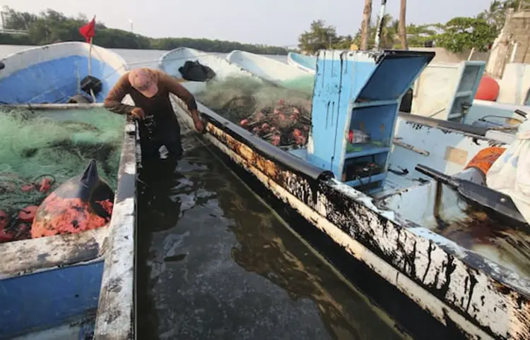 Atiende Pemex fuga de crudo en Puerto