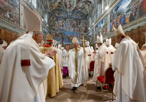 El papa León XIV oficia su primera misa