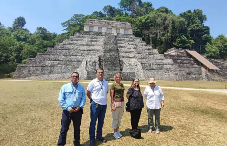 Funcionaria canadiense recorre Palenque