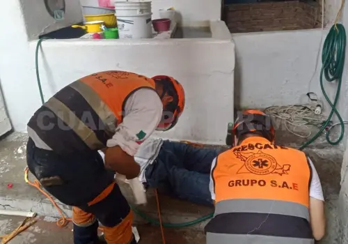 Sobrevive a caída en pozo de 10 metros