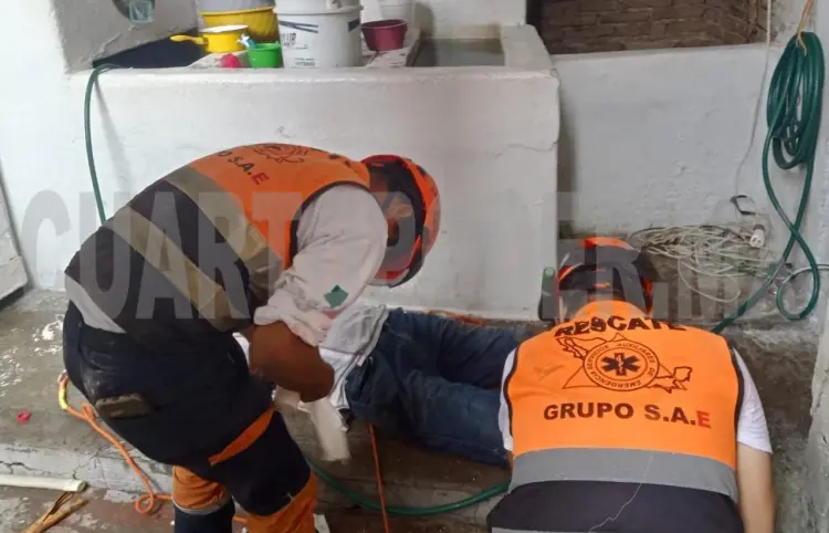 Sobrevive a caída en pozo de 10 metros