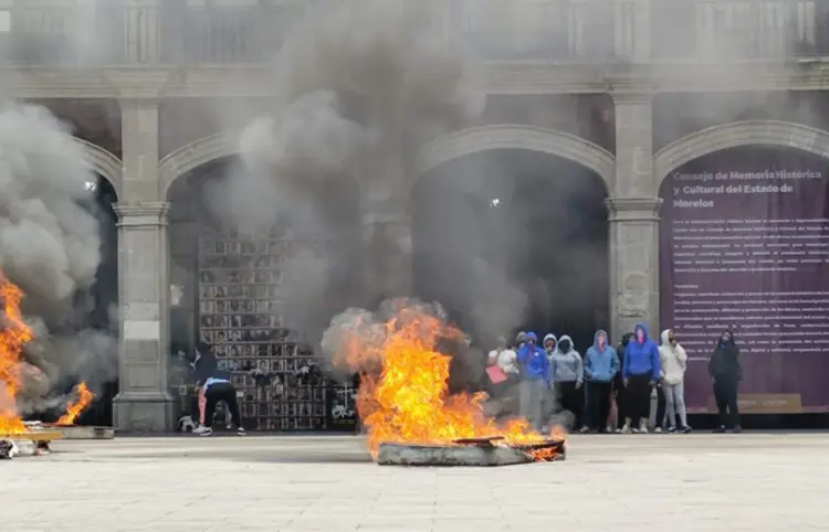 Normalistas queman tres colchones en Plaza de Armas