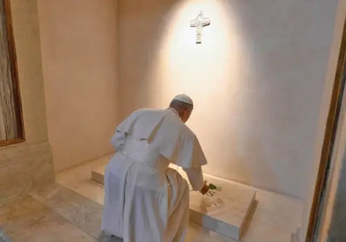 El papa León XIV visita la tumba de Francisco