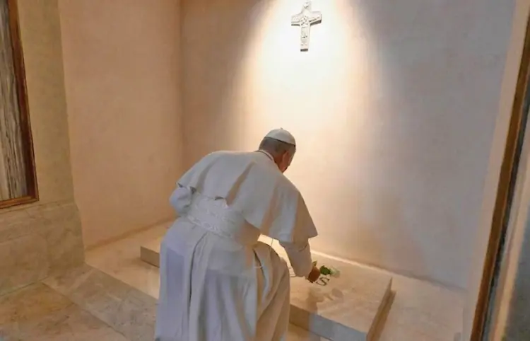 El papa León XIV visita la tumba de Francisco