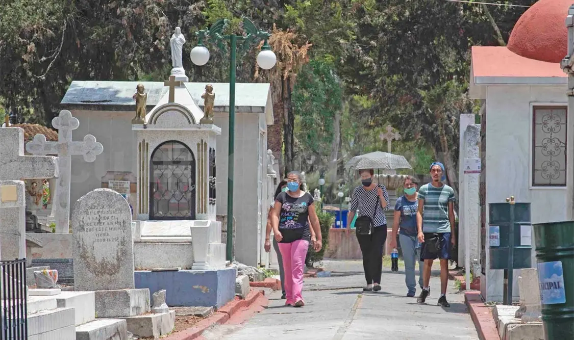 El nombrado panteón viejo de Tuxtla, fue visitado por las familias. Carlos López / CP