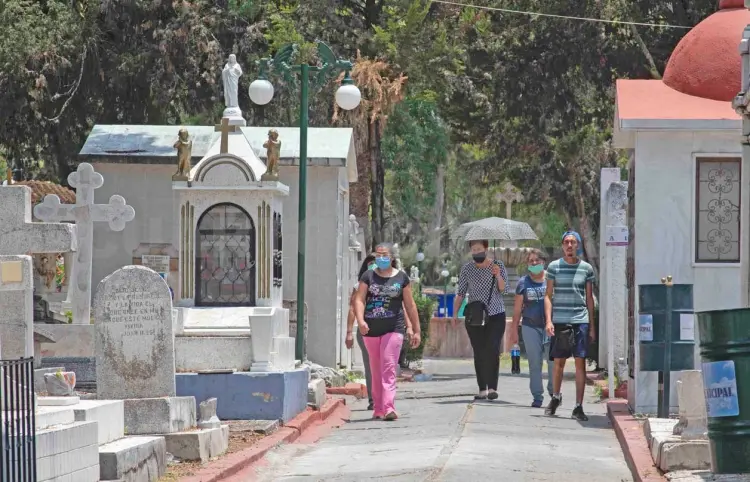 Miles celebraron el 10 de mayo en el panteón
