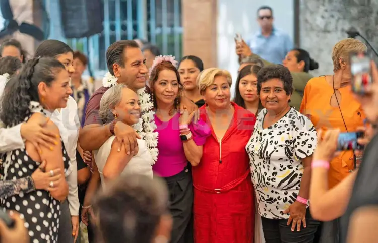 Eduardo Ramírez celebra con las madres de Tuxtla