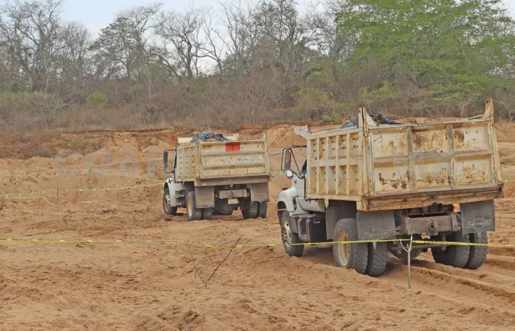 Asegura policía camiones de materiales pétreos