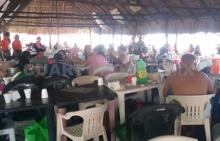 Visitantes comparten con las mamás en la playa