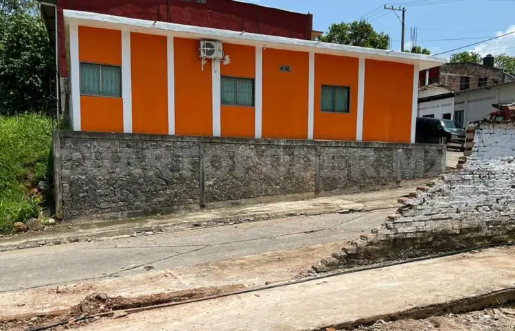 Tiran barda de panteón municipal en Huixtla