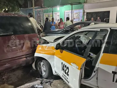 Ebrio taxista provoca percance múltiple