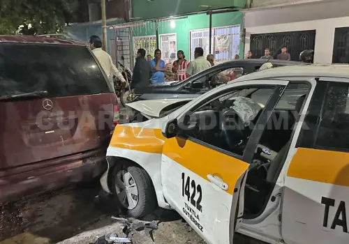 Ebrio taxista provoca percance múltiple