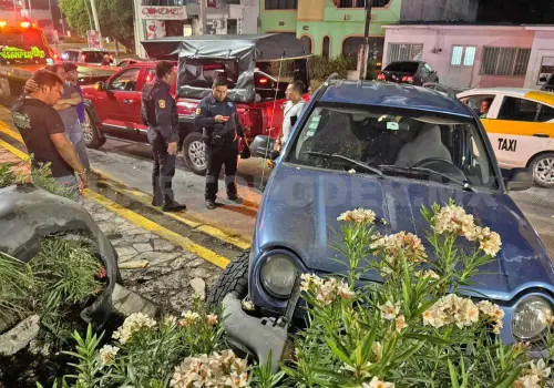 Se estampa contra una camioneta particular