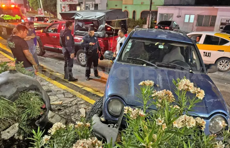 Se estampa contra una camioneta particular