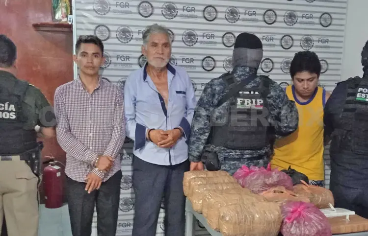 Arrestan a "mulas"; llevaban 13 kilos de marihuana