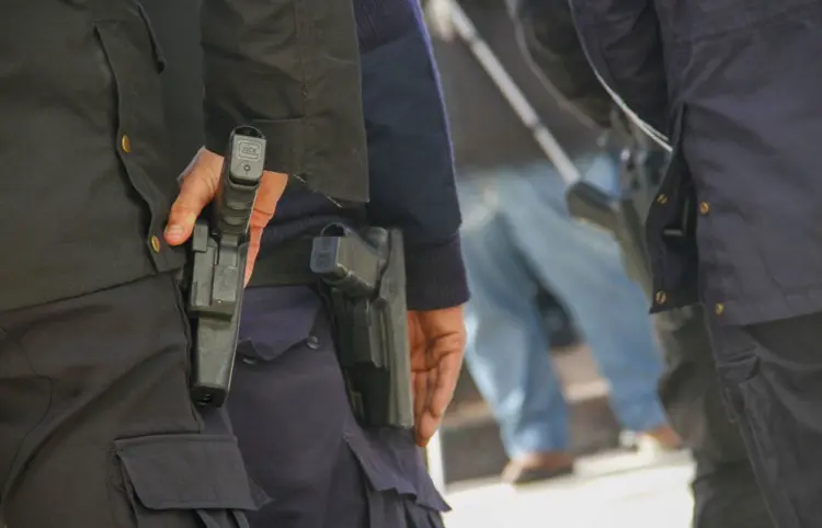 Piden que policías porten arma fuera de servicio