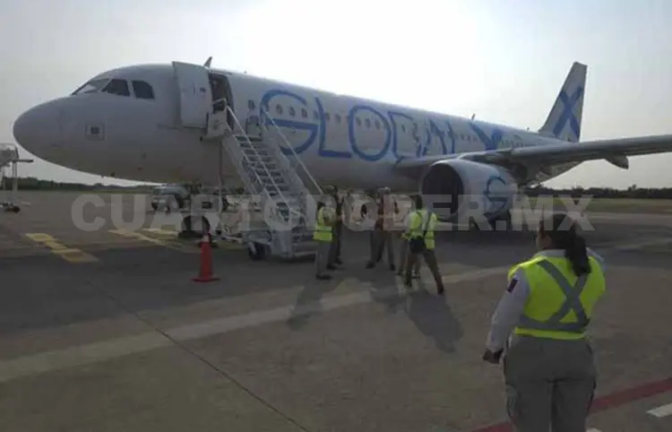 Llegan tres aviones con mexicanos deportados