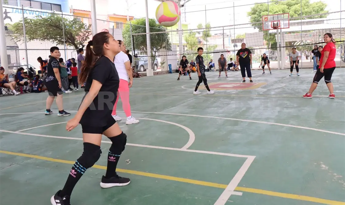 Madres “rematan” en su festejo