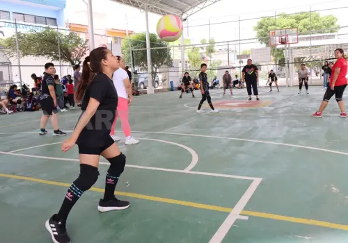 Madres "rematan" en su festejo