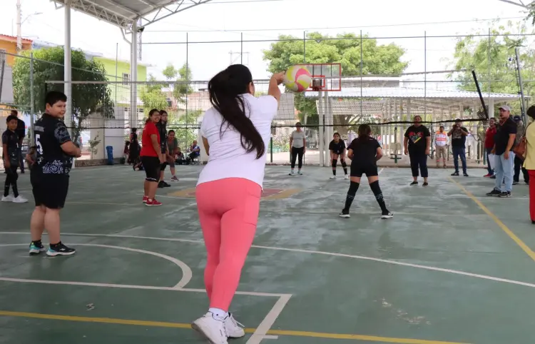Madres "rematan" en su festejo