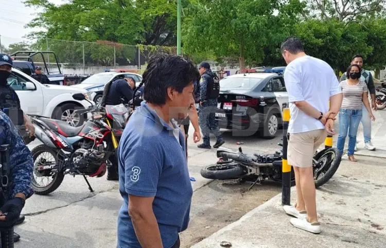 Embisten a presuntos motoristas asaltantes