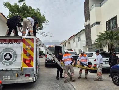 Cae desde lo alto de una escalera y acaba grave