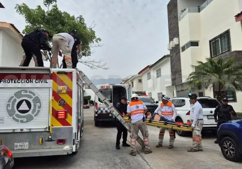 Cae desde lo alto de una escalera y acaba grave