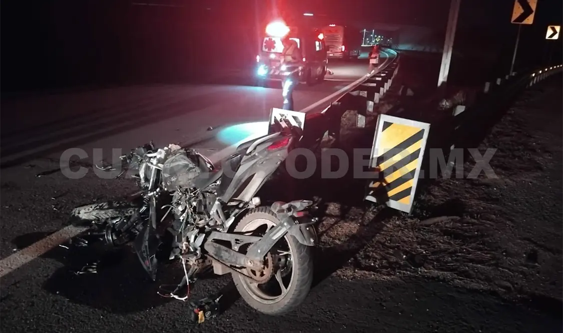 Muere al estrellarse en la barra de contención