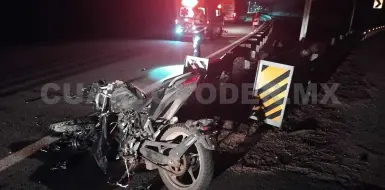 Muere al estrellarse en la barra de contención