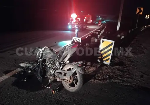Muere al estrellarse en la barra de contención