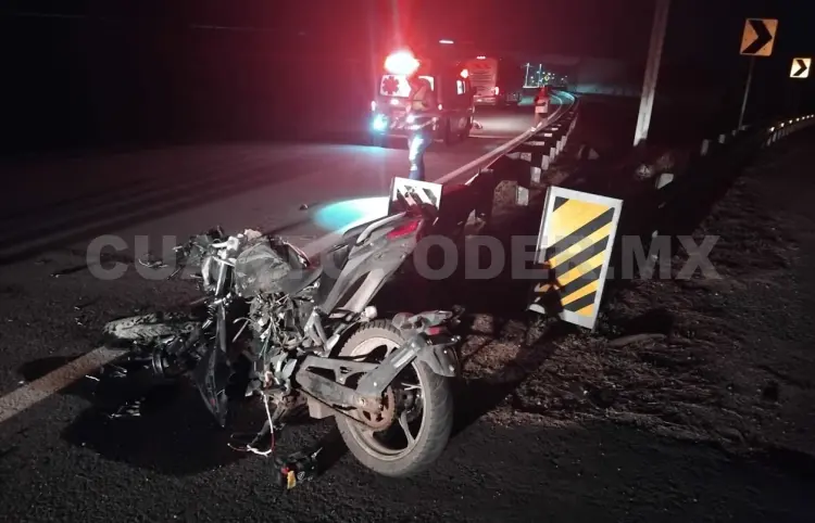 Muere al estrellarse en la barra de contención