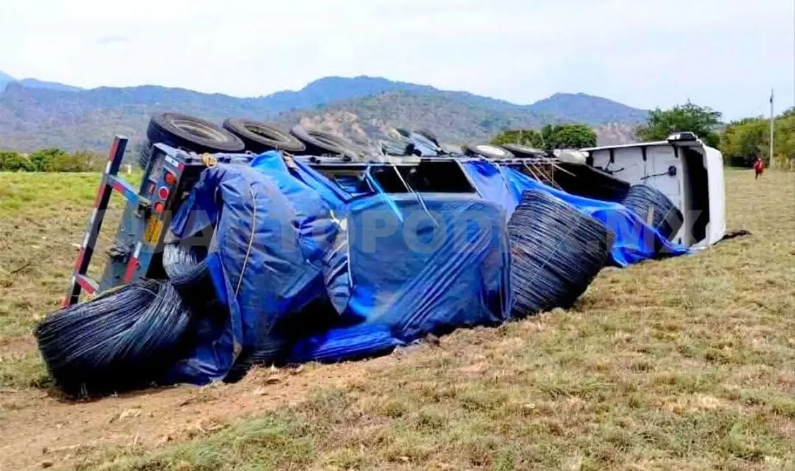 Vuelca tráiler en el tramo Arriaga-Tonalá