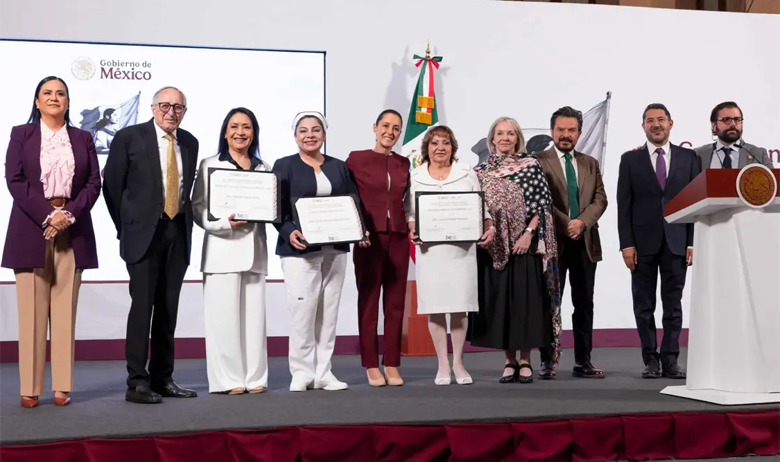 Este lunes 12 de mayo en Palacio Nacional, Sheinbaum entregó reconocimientos por su destacada carrera a las enfermeras. Cortesía
