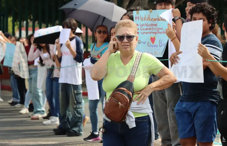 Insisten familias: que no desaparezca bachillerato