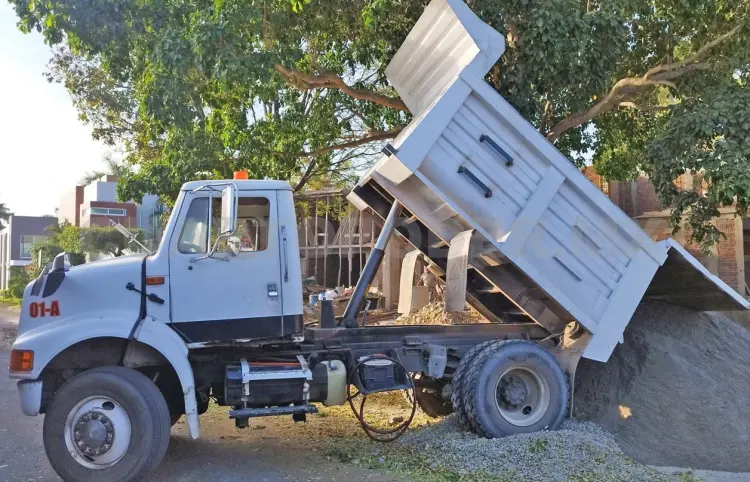 Acarreo de materiales pétreos reactiva a transportistas