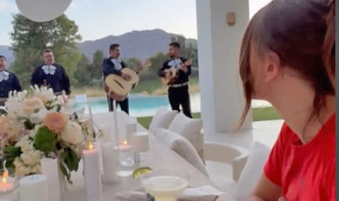 Bieber celebra a Hailey con mariachi